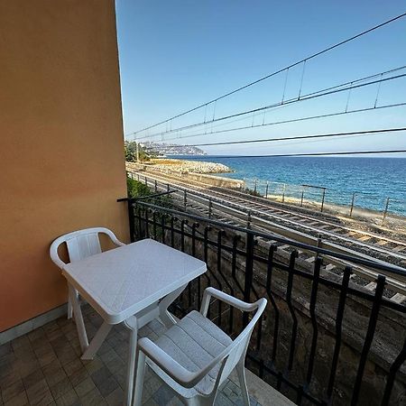 La Via Sul Mare Apartment Бордихера Екстериор снимка
